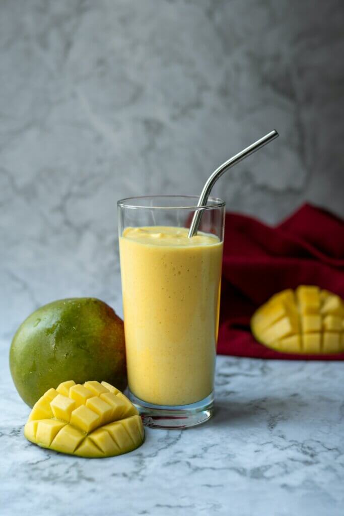 Mango Shake mit Strohhalm